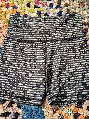 Lululemon Wunder Under black + white shorts #athleisure #yoga